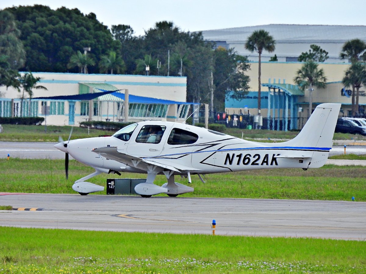 Ft. Lauderdale, Broward County, Florida, USA, August 17, 2025. A Cirrus SR20 fixed wing single engine (4 seats / 1 engine) N162AK waiting to take off from the Ft. Lauderdale Executive Airport.